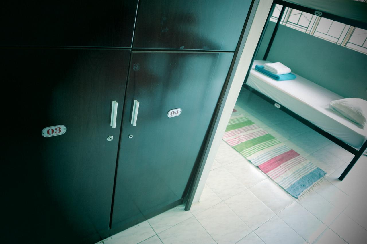 Giường Đơn Trong Phòng Nghỉ Tập Thể Cho Cả Nam Và Nữ